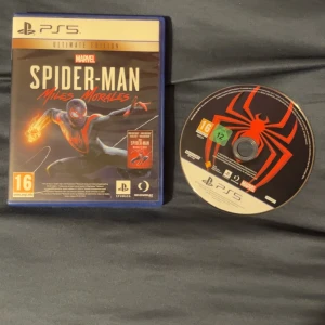 Spider-Man: Miles Morales Ultimate Edition för PS5 - Säljer Spider-Man: Miles Morales Ultimate Edition för PS5. Upplev den nya hjälten Miles Morales när han bemästrar explosiva krafter för att bli sin egen Spider-Man. Inkluderar häftiga actionsekvenser och en gripande berättelse.