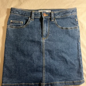 Blå jeanskjol från Your Denim Your Rules - Snygg blå jeanskjol från Your Denim Your Rules i storlek 146/152.