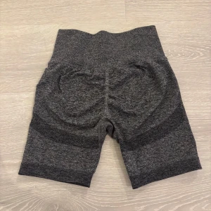 Träningsshorts - Snygga grå träningsshorts med hög midja och tight passform