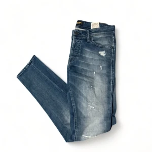 Jack and Jones (Helt nya) - Jeans från Jack and Jones (Helt nya). Dem är i storlek 29/32. Jag säljer för ett bra pris på 329. Nya kostar de runt 899. Hör av er vid frågor.🔥
