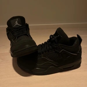 Jordan 4s, 5s och 11s - Snygga helsvarta Nike Air Jordans med klassisk design och snörning. Perfekta för en stilren look. 1000 for alle untatt Jordan 5 for 700 alle for 3200