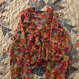 Zara blus - Säljer denna jätte fina Zara blusen! Strl M men sitter som xs❤️
