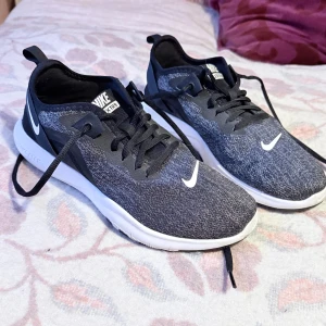 Nike inneskor  - Använda fåtal gånger, som nya. En liten tråd ur bak som syns på bild. Inneskor 💗