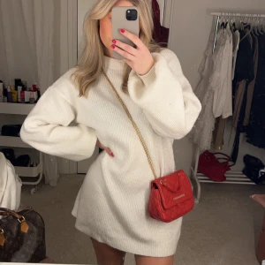 Vit stickad klänning - Superfin stickad klänning från Chiquelle, sparsamt använd❤️