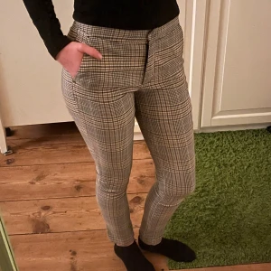 Kostymbyxor Rutiga - Oanvända rutiga kostymbyxor från Hailys i storlek XS. Passar även dig med S! Byxorna är unika och i fint skick!☀️