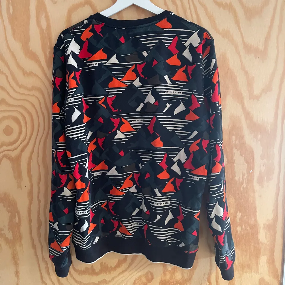 Scotch & Soda sweatshirt storlek M, passar både M och L skulle jag säga. Inga defekter eller liknande, bara använd🙂. Neuletakit & Villapaidat.