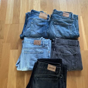 Samling av jeans i olika nyanser - Säljer 5 par jens 1 par från jack n jones och 4 andra från weekday. Alla jeans ligger ute med fler bilder och storlekar! 200kr st. Men pris kan diskuteras! Storlekar från W27-W32. Alla byxor är i fint skick. Bara att ställa frågor om ni undrar något!