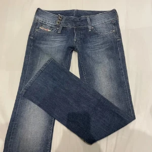 Mörkblå jeans med bootcut - Snygga mörkblå jeans med bootcut och låg midja. De har en klassisk femficksdesign och dubbla knappar i midjan. Midja 43 o Innerben 82💞