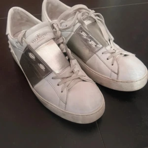 Valentino Sneakers - Intressekoll. Så fina sneakers, äkta såklart. Köpte från vinted, ej använda då de ej passar mig. Har inte försökt tvätta rent helt så tror definitivt de kan bli mer rena! Fint skick! Pris kan diskuteras 