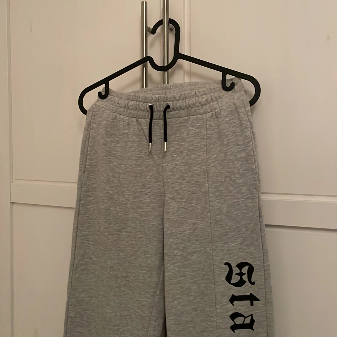 Grå mjukisbyxor med tryck - 90