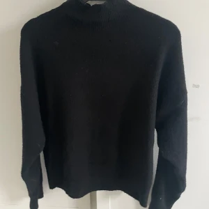 Svart tröja från Gina Tricot - Säljer en svart stickad tröja från Gina Tricot i storlek XS. Tröjan har en lite högre krage och långa ärmar. Tror inte den finns kvar på hemsidan längre.💕