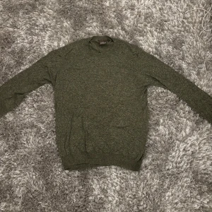 Grön tröja från Oscar Jacobson - Säljer en  Oscar Jacobson tröja som aldrig kommit till användning! Hör av dig om du har några frågor