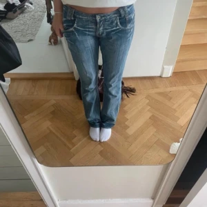 Blå jeans - Säljer ett par blå jeansbyxor med låg midja och bootcut som är såå coola🙌🏻🙌🏻