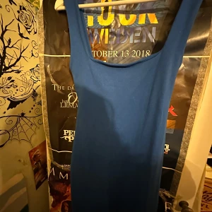 Snygg Blå Klänning från Zara - Snygg blå klänning från Zara med djup rund halsringning. Perfekt för en stilren look. Klänningen är ärmlös och har en figurnära passform. Denna klänningen är min lillasysters (hon vill sälja då hon ska flytta) så det finns ej några bilder på när jag har på mig denna klänningen. Lappar från köp finns kvar så klänningen är oanvänd Storlek: M. Önskas det att lappar klipps bort när du köper klänningen så säg till så ska jag ordna det!