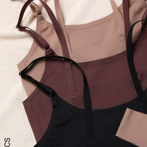 Snygga sömlösa toppar från SHEIN BASICS - Säljer ett set med stilrena toppar i olika färger från SHEIN BASICS. Dessa linnen har smala axelband och en enkel design som passar perfekt till vardags. Finns i färgerna beige, brun och svart.