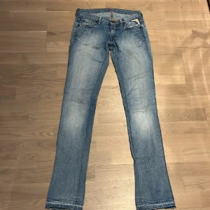 Blå jeans med slitna detaljer - Snygga blå jeans från Replay med slitna detaljer ( se bild) och fina fickor på baksidan. Perfekta för en avslappnad stil. I storleken W26 L32. Hör av er om frågor!💞