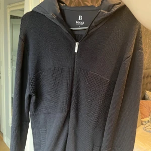 Svart cardigan från Boggi Milano - Hej 👋 jag säljer en stilren svart stickad cardigan från Boggi Milano. Har inga defekter‼️priset går att diskutera vid snabb affär‼️