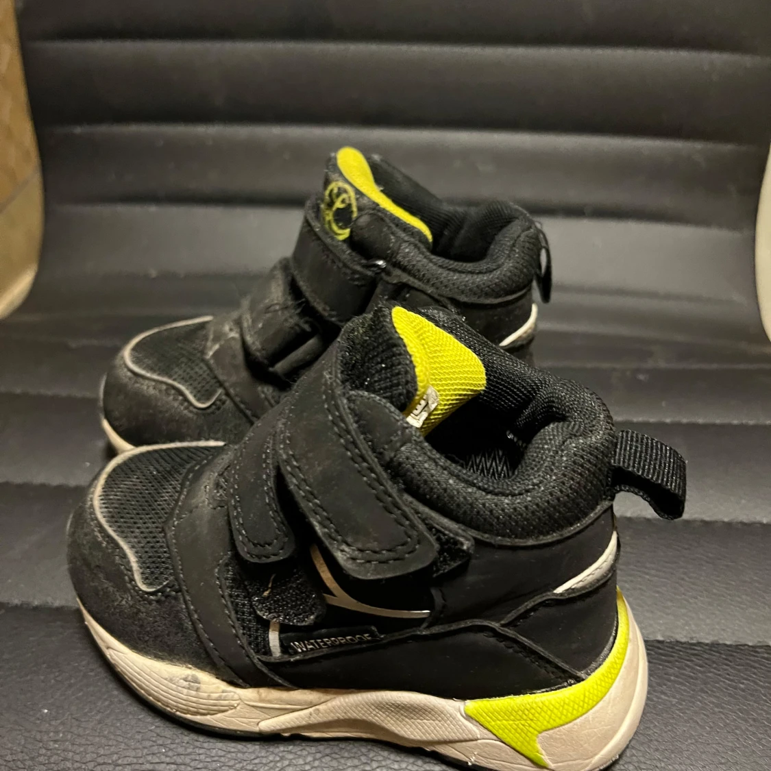 Svarta sneakers med kardborreband - 90