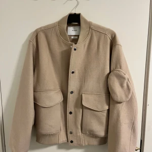 Axel Arigato Orson Bomber  - Säljer nu min arigato jacka då den har blivit för liten för mig. Den är i storlek M men passar även L. Skicket är som nytt då den har blivit använd max 5-6 gånger under året. Nypris ligger på 4900. Priset är absolut diskuterbart för en snabb affär!