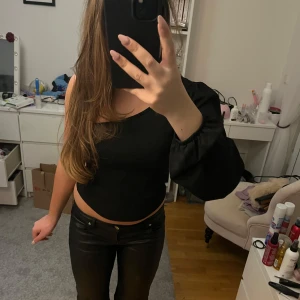 Enärmad topp - Jättefin svart topp med en arm som endast är använd 1 gång💗