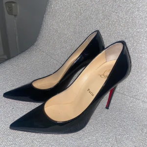 So kate 100 storlek 39 - Inköpt på Savannah Med kommer låda, dustbag, kvitto och extra tips.  Säljer eftersom det är fel storlek. Ny pris 7 995 kr