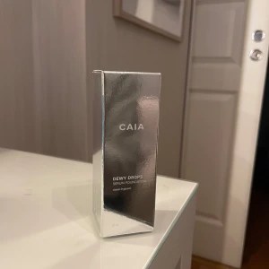 CAIA Dewy Drops Serum Foundation - Säljer en helt ny CAIA Dewy Drops Serum Foundation i nyansen 20C. Denna foundation kommer i en stilren flaska med pump. Perfekt för en naturlig look.