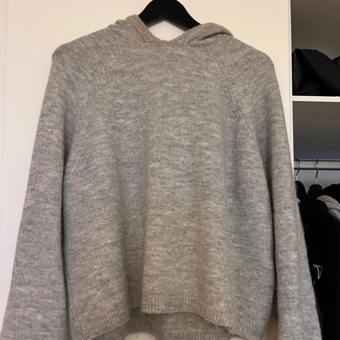 Grå stickad hoodie