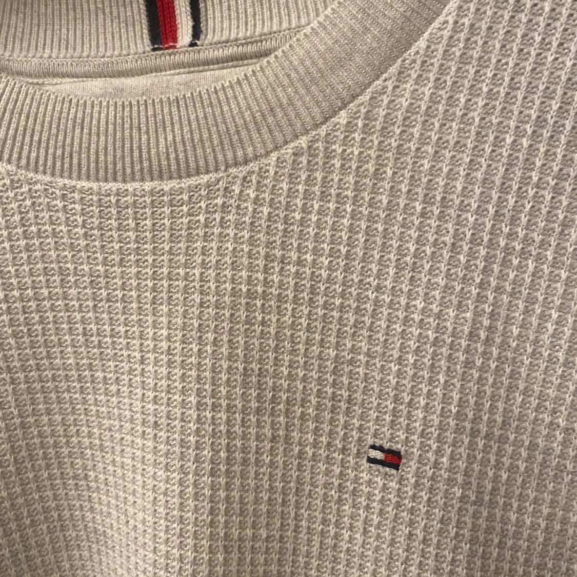 Vit stickad tröja från Tommy Hilfiger - 90