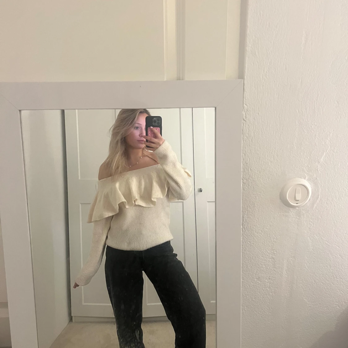 Beige offshoulder tröja med volang - 90