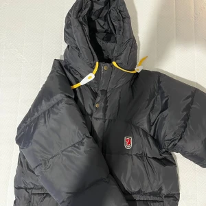 Svart dunjacka från Fjällräven - Säljer en helt ny svart dunjacka från Fjällräven. Kostar cirka 7000 nypris. Fick jackan i julklapp men den var för stor, jackan är M och jag är S... Det finns prutmån vid snabb affär. Hör gärna av er vid frågor och funderingar.