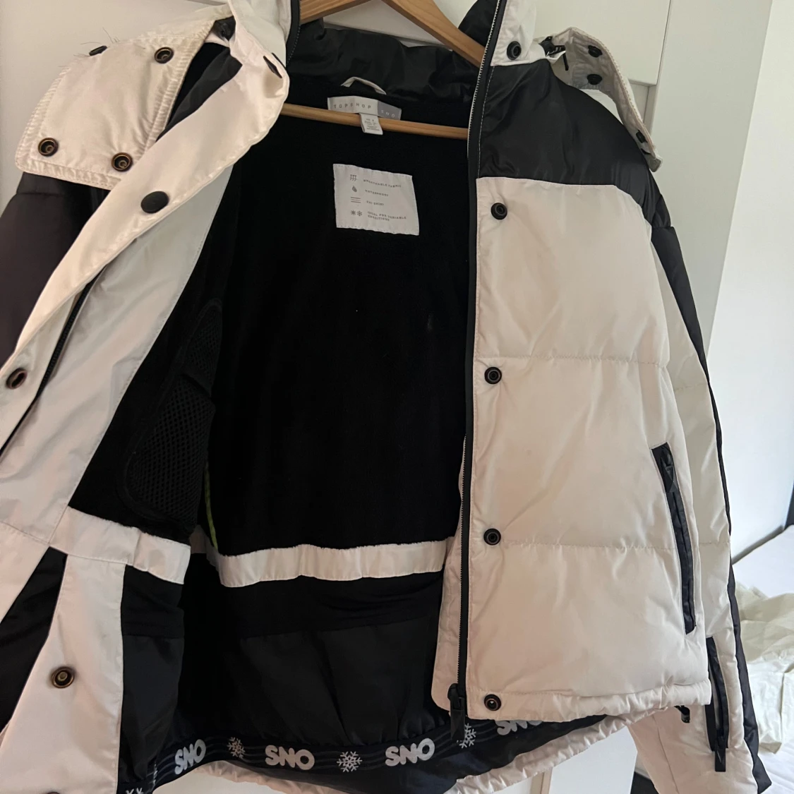 Vit och svart jacka med huva - 90