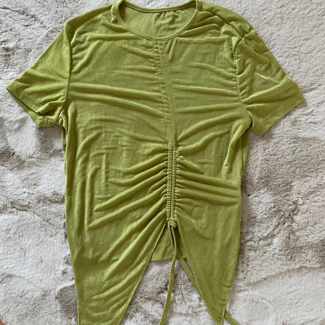 Grön kortärmad topp med snörning M/L - 93