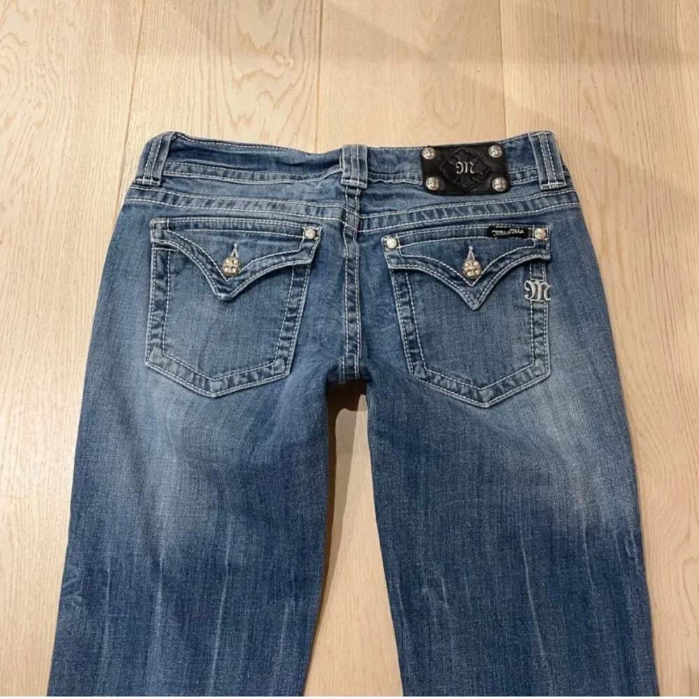 Snygga blå bootcut jeans från Miss Säljer för dom kom inte till användning, köpte på plick , inte mina bilder så skriv om ni vill ha egna bilder eller fler bilder. Jeansen e lågmidjade . Farkut & Housut.