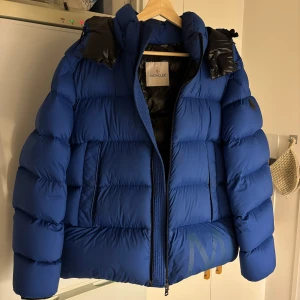 Moncler jacka  - Säljer nu min blåa dunjacka från Moncler. Jackan är i dun och är perfekt för vintern! Otroligt skön och varm. Nypris: 16.000kr. Har använts 1 vinter! Köptes från herravdelning men jag är tjej och har haft den (lite oversized på mig som S vanligtvis).  Den är i storlek S/M. Passar allt ifrån XS-M på tjejer och på killar S/M skulle jag säga.