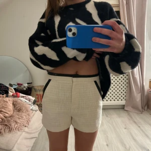 Vita sommar shorts med svarta detaljer - Säljer dessa lyxiga vita tygshorts💓säljer pga kommer inte till användning.