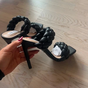 Svarta klackskor, Steve Madden - Snygga svarta klackskor från Steve Madden med en flätad remdesign. Aldrig använda 
