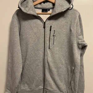 Sail Racing Kofta Storlek Medium  - En grå sail racing kofta i storlek medium. Koftan är i bra skick. Jag kan tänka mig att justera priset vid en snabb affär. Tveka inte på att höra av dig om du är intresserad eller har några frågor! 