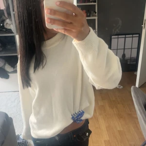 Vit stickad tröja - Säljer en stilren vit stickad tröja med långa ärmar. Perfekt för kyligare dagar och enkel att matcha med olika outfits.