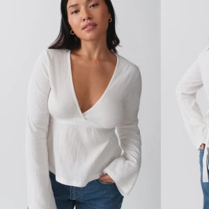 Vit v-ringad blus - Vit tie topp från gina tricot i storlek S i bra skick. Använd några gånger.