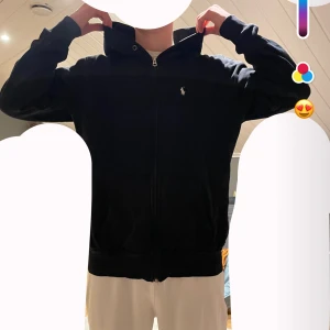 Svart hoodie från Ralph Lauren - Svart raphl lauren hoodie, tror jag har kvar kvittot men kan ha tappat bort! Skriv här på Plick om intresse!