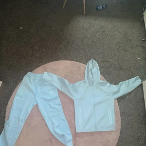 Nike tracksuit  - En ljusblå tracksuit färgen är väldigt sällsynt hade inte sålt den ifall den passade mig väldigt skön och attraktiv vara storleken på båda byxorna och tröjan är M priset kan diskuteras vid snabb affär 