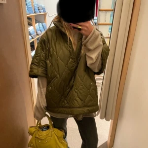 Olivgrön quiltad jacka - Säljer nu en olivgrön quiltad jacka med korta ärmar och dragkedja som inte kommer till användning längre. Så himla cool och populär, inte jag på första bilden💕