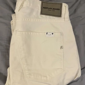 Vita slim fit jeans från Replay - Snygga vita slim fit jeans från Replay i modellen Anbass. Perfekta för en stilren look med klassisk design och bekväm passform. 