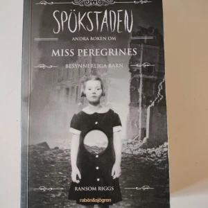 Spökstaden: Andra boken om Miss Peregrines besynnerliga barn - Spännande fortsättning på Miss Peregrines besynnerliga barn där tio barn är på flykt undan en armé av livsfarliga monster. Endast en person kan rädda dem, men hon är fångad i en fågelkropp. Perfekt för dig som gillar mystik och äventyr! Har lite färg på kanten av sidorna, är annars i mycket gott skick.