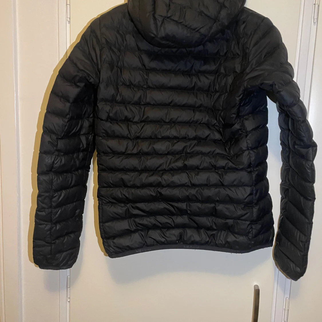 Svart dunjacka från Peak Performance - 90