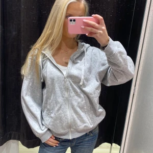 Grå hoodie från H&M - Säljer min grå zip hoodie från H&M i storlek S (den är dock oversize). Bra skick utan defekter. Skriv vid frågor!❤️
