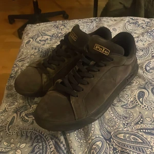 Mörkblå  sneakers från Polo - Snygga svarta sneakers från Polo med klassisk design och snörning. Perfekta för en stilren look. Priset kan diskuteras. Vid snabb affär så kan jag gå ner till 800-600 kr. Original går dom för 1800