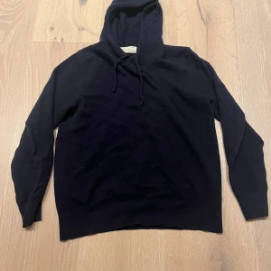 Blå kashmir hoodie  - Säljer denna feta kashmir hoodien från Sayless på grund av att den har blivit för liten. Den är i ett mycket bra skick då den används sparsamt och passar dig som är mellan 160-165. Nypris 899, jag säljer för endast 549. Skriv vid minsta fundering eller fråga. 