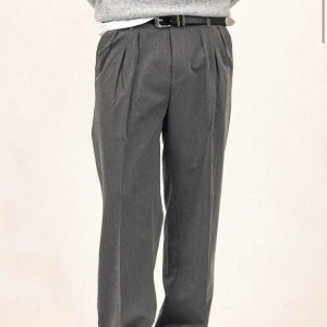 Grå kostymbyxor - Väldigt snygga grå kostymbyxor från anovair. Helt nya och oanvända, säljer då de var för små för mig! Ord pris 992:-