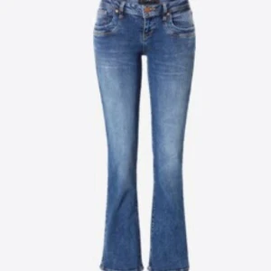 Blå bootcut jeans från LTB - Säljer dessa blåa jeans från LTB som är använda endast fåtal gånger. Modellen är ”Valerie” och dom är bootcut med låg midja. Om ni har frågor eller är intresserade hör gärna av er💗💗